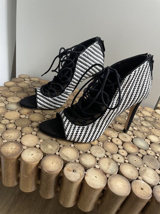 Pantofi decupati in fata cu snururi