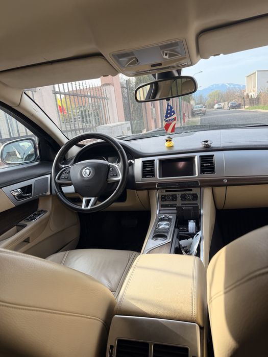 Jaguar XF avariat