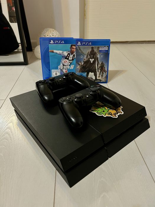 PlayStation 4 (PS4) - 1 TB + 2 Controllere