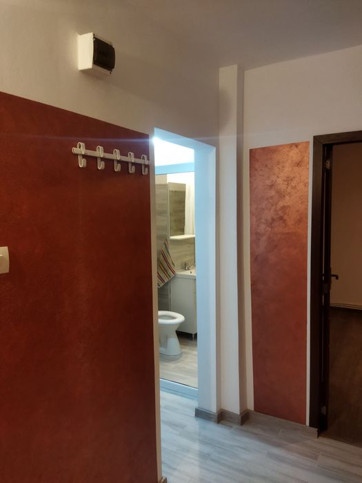 Inchiriez apartament cu 2 camere decomandat în micro 21