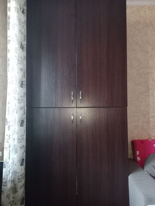 Современный новый шкаф для одежды