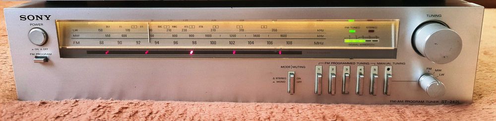 Sony TA-333 statie cu Wumetru pe leduri si Sony ST-242L tuner cu 3 lungimi de unda
