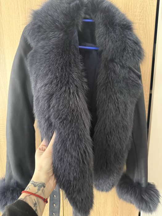 Тъмно синьо яке от естествена кожа агнешка кожа и естествен косъм