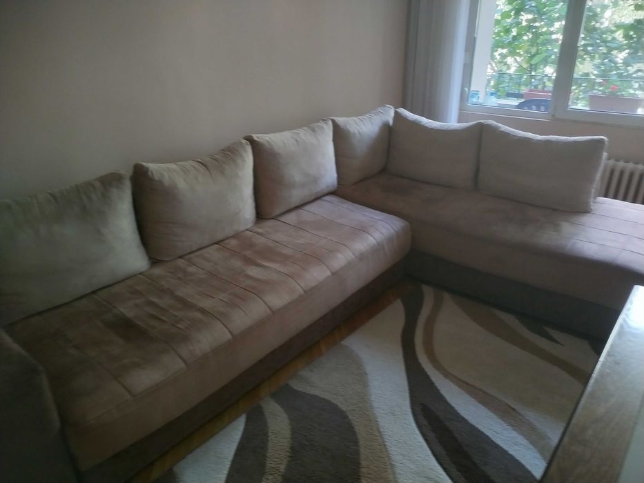 Продавам ъглова холна гарнитура в много добро състояние