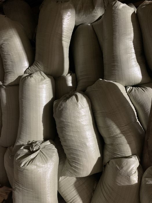 Опилки сухие в мешках