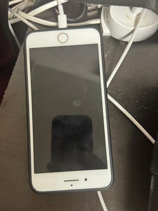 Продавам iPhone 8+