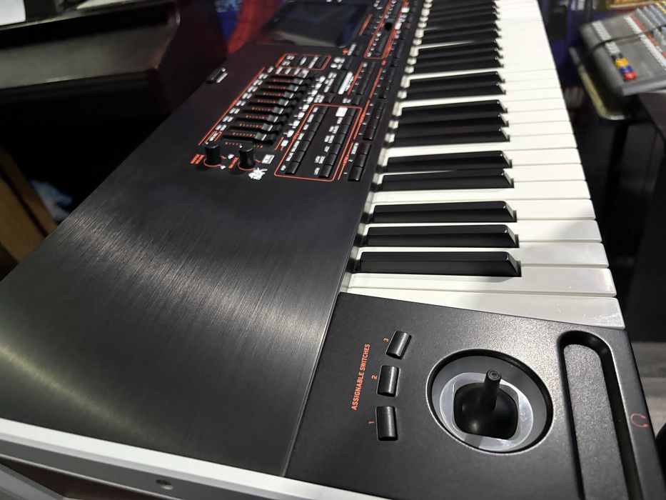 Vând korg pa4x in stare impecabila