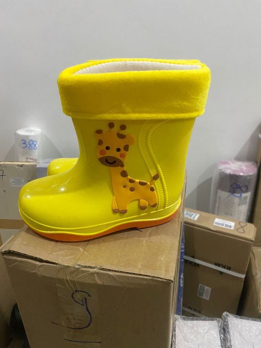 Продам детские резиновые сапоги