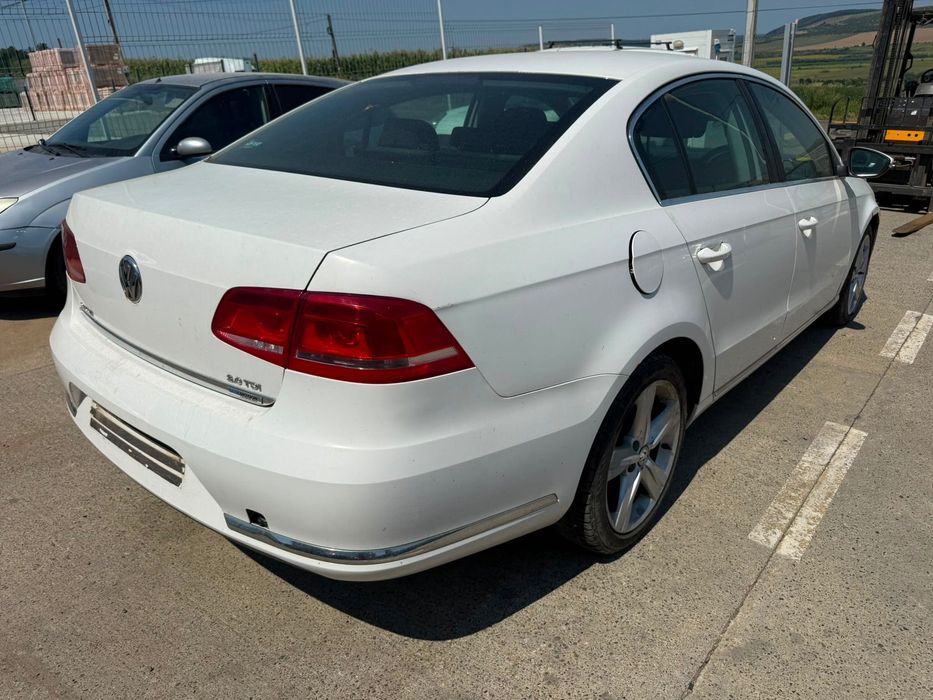 Dezmembrez Vw passat b7 alb lb9a 2012 berlina 2.0 tdi CFFB cutie manuala