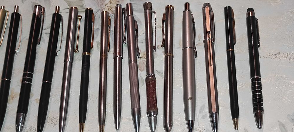 vand 20 pixuri pret 200 ron pt. colectionari