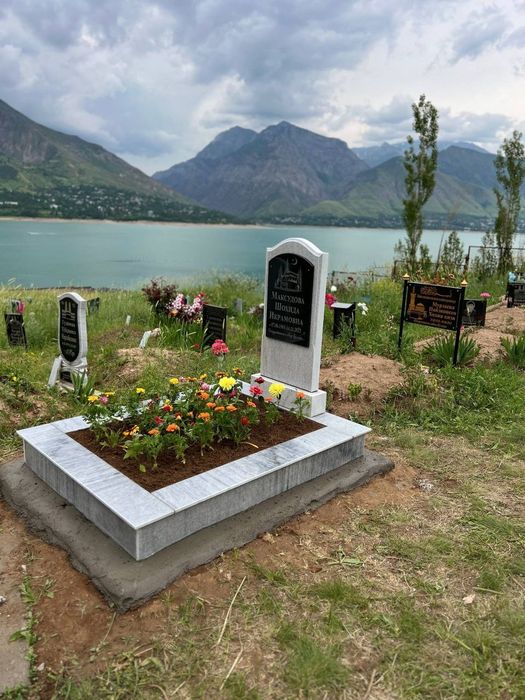 Yodgorlik toshlari памятник