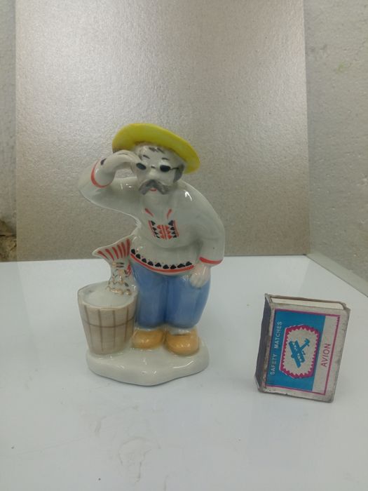 Фарфоровая статуэтка