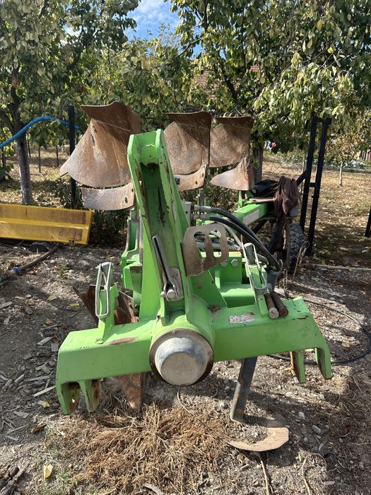 Vind utilaje agricole in perfecta stare de functionare.
