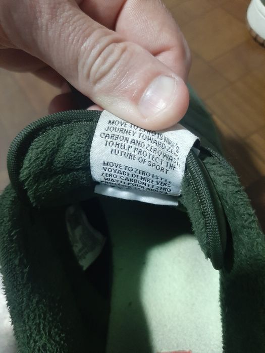 Продам кроссовки NIKE