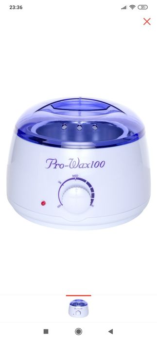 Кушетка молочного цвета.