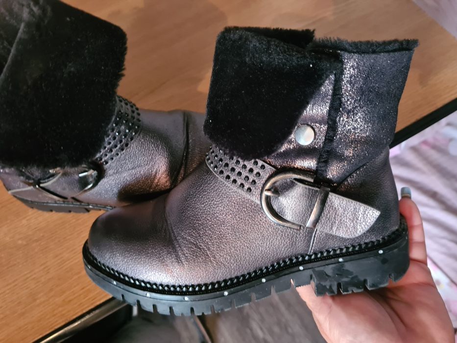 Vand bocanci fete mar 34 ca noi la 45 lei Timișoara