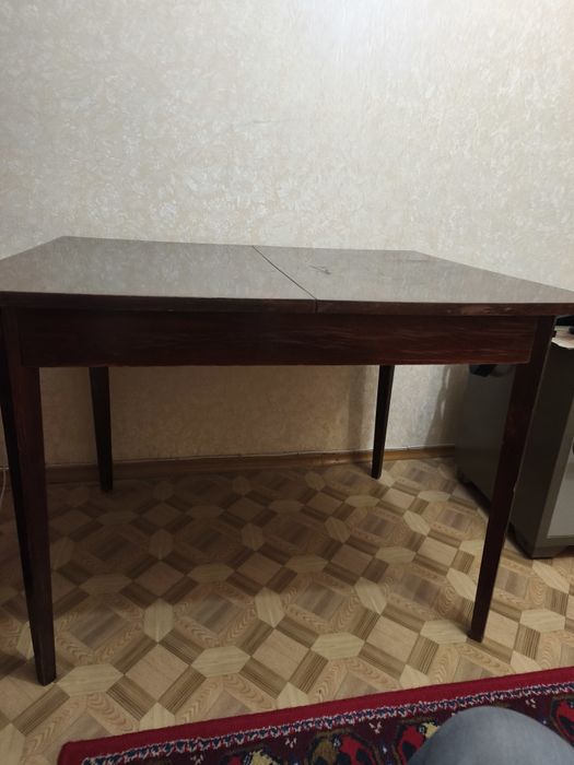 Стол настоящее дерево символично