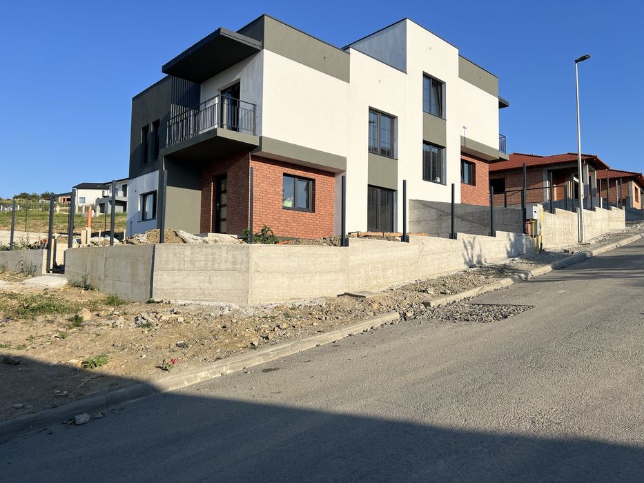 Duplex tip casă individuală – intrări opuse, 112 mp + terasă 25 mp