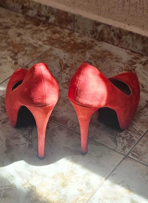 Червени обувки на висок ток