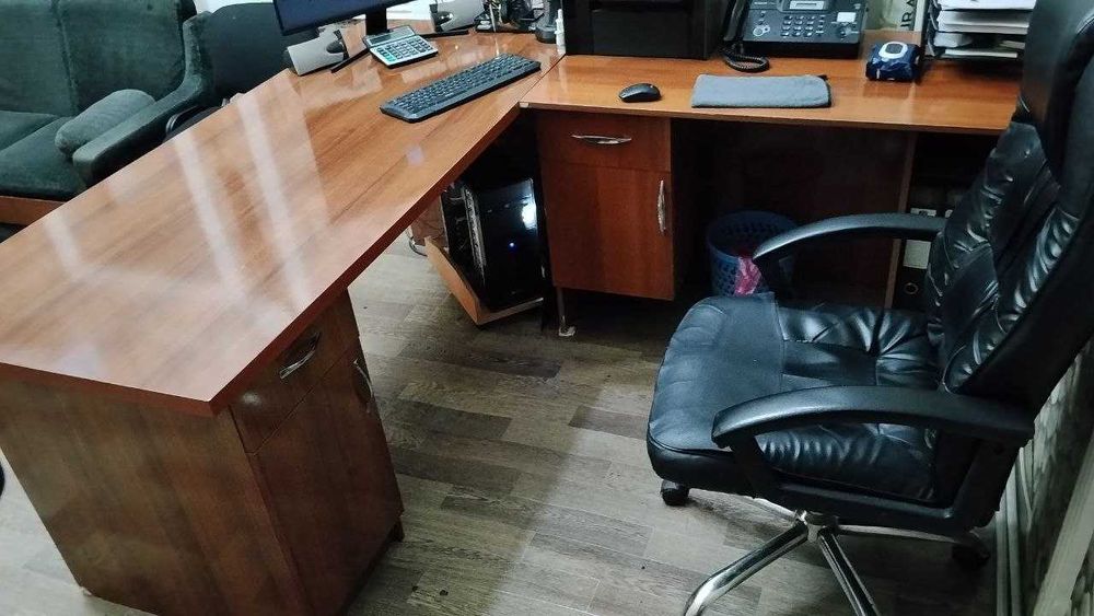 Продается директорский стол.
