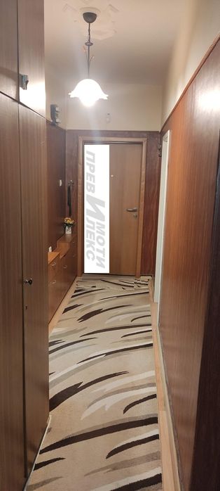 светъл апартамент с три стаи и отделна кухня