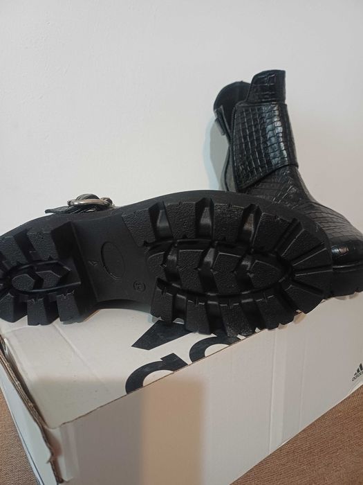 Vand ghete de piele noi