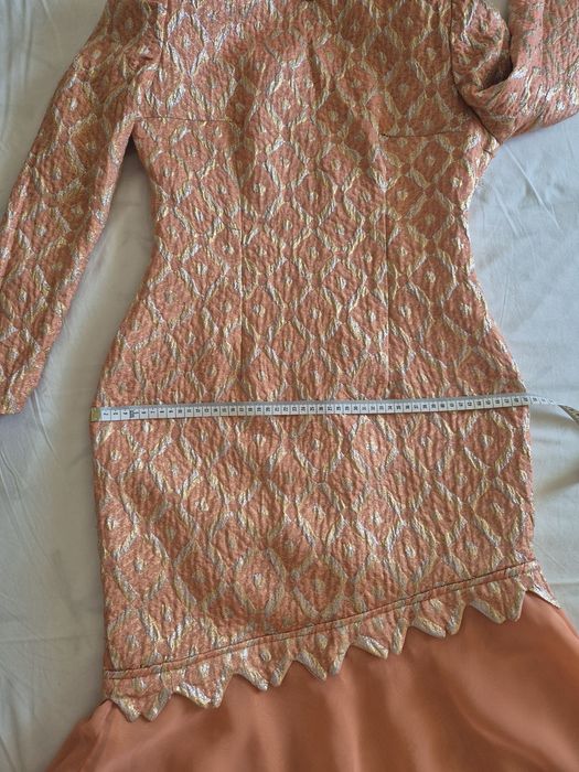 Rochie din brocart cu volan de voal