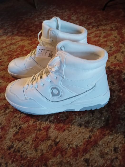 Продаются новые мужские кроссовки