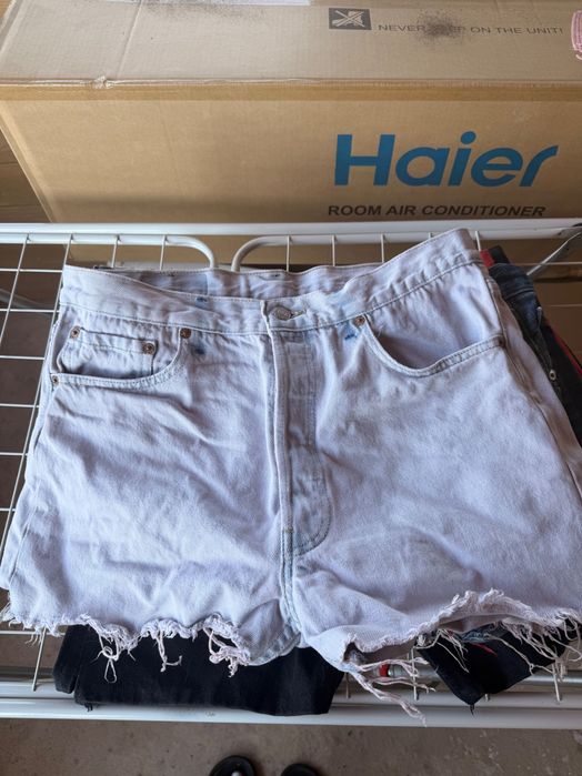 Продавам комплект от 7 чифта къси дънкови панталони на Levi's. Идеални за лятото!