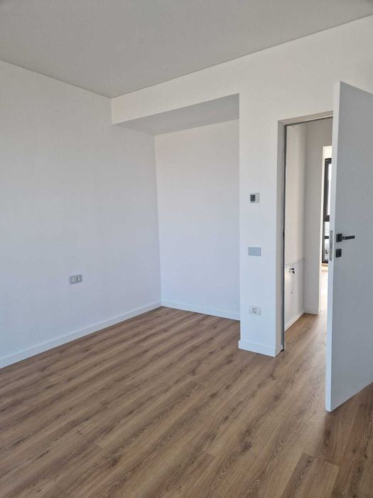 Casă nouă de vânzare – poziție pe colț, curte pe 3 laturi, zona Elvila