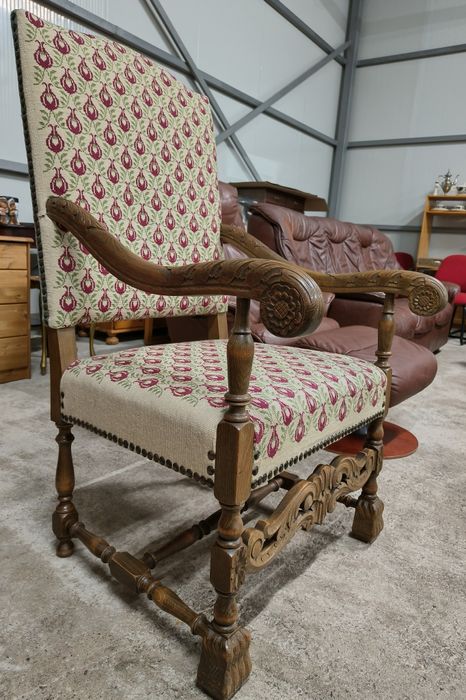 Дъбово кресло с дърворезба и гобленова дамаска