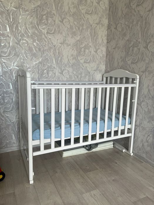 Продам кроватку с маятником.