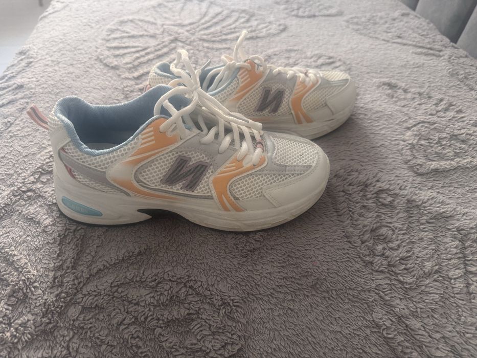 Кроссовки женские