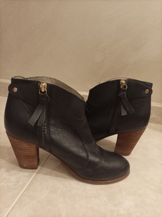 Дамски боти от естествена кожа.