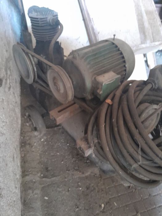 Продавам цинколяр за дърва на трифазен ток и компресор на същата цена