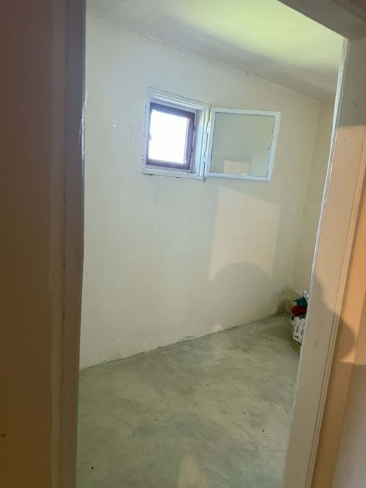 Vând casă la curte