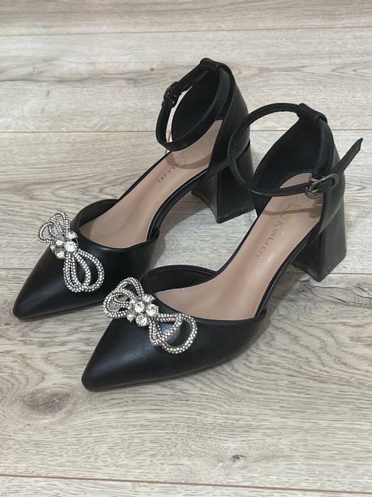 Черный туфли на каблуке с бантом
