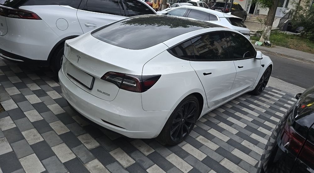 Tesla model-3 sitiladi