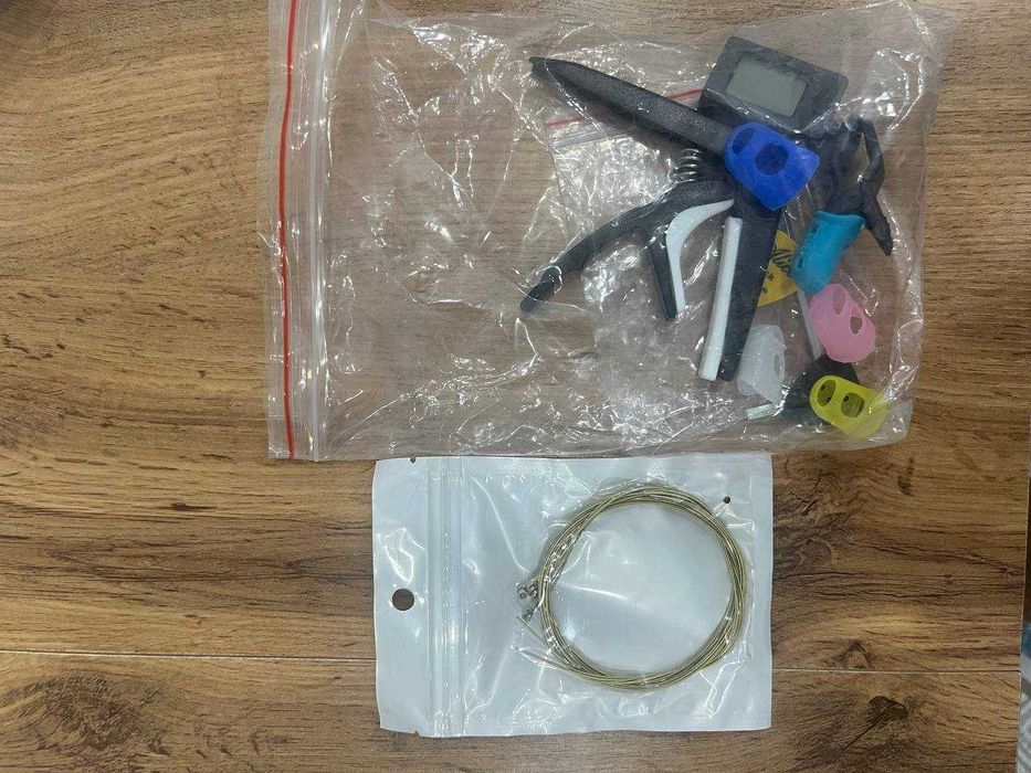 Акустическая гитара, струны, тюнер, капо