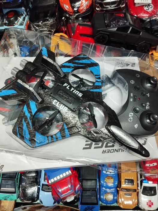 Самолёт. Квадрокоптер на пульте управления новые