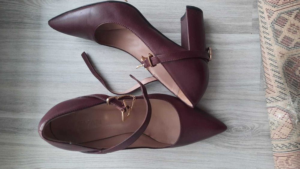 Брендовые туфли с интересным деталем