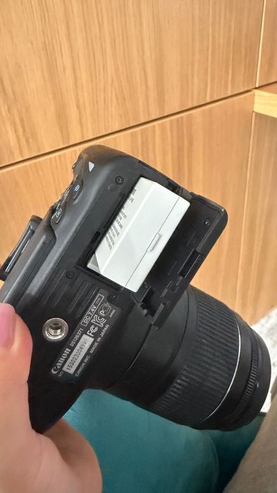 Canon EOS 650D + obiectiv 18-55mm + geantă Case Logic