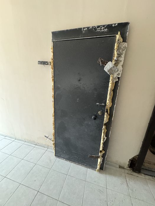 Отдам двери входные из металла