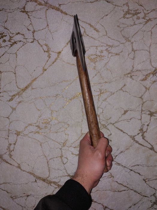 Удобни за работа брадви и копачи ,елегантен нож