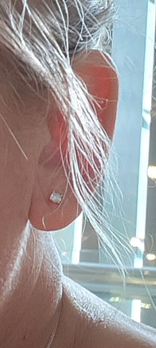 Золотой гвоздик с бриллиантами.