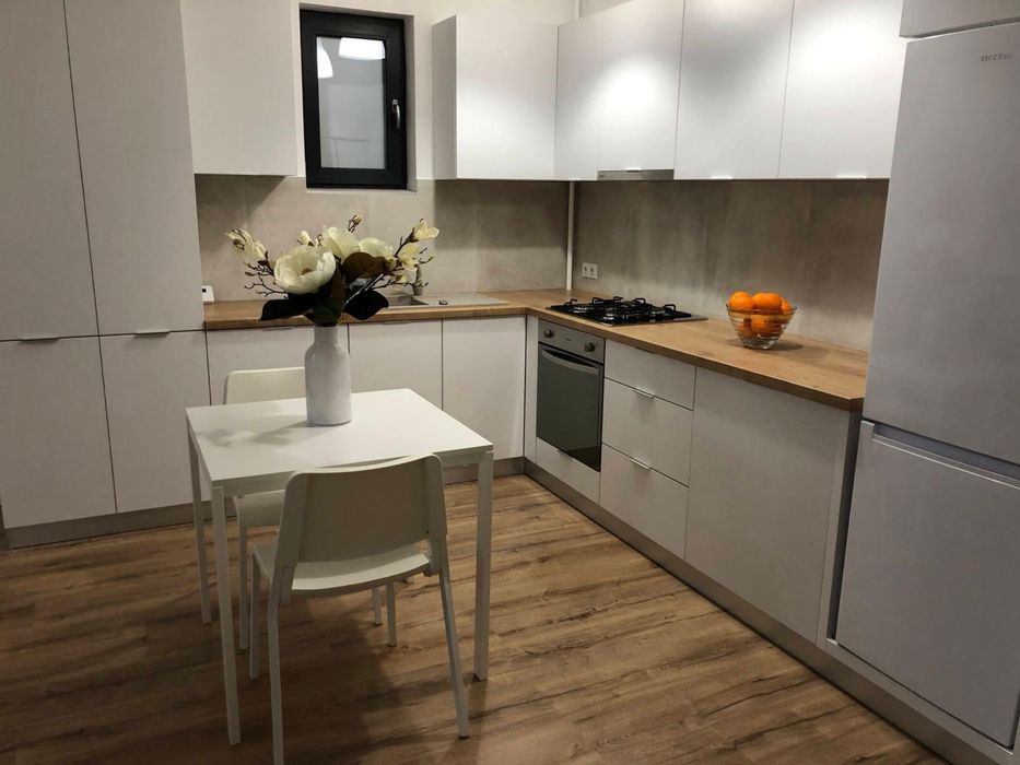 De inchiriat: apartament 2 camere, zona centrala, parter