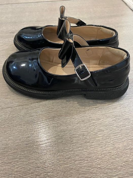 Продам школьные туфли