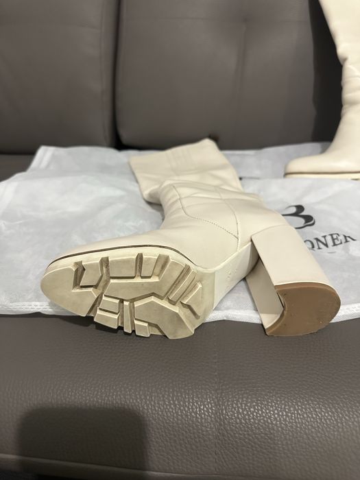 Белые кожанные длинные зимние сапоги