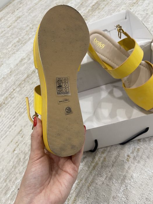 Сандалии на платформе