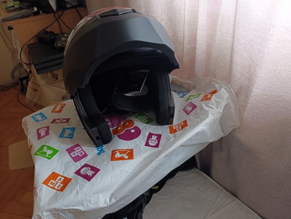 Продавам две модулни (отваряеми) каски